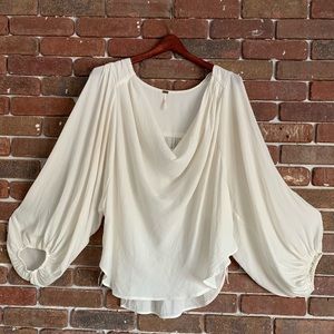 Flowy, long-sleeved, white Free People top 🌼